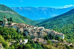 Hilltop village surrounded by green valleys and mountains in Abruzzo | Abruzzo itinerary